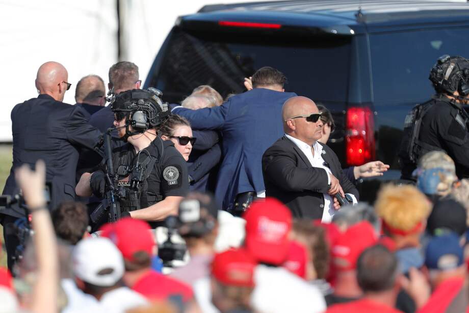 El expresidente estadounidense Donald Trump es sacado a toda prisa del escenario por el servicio secreto tras un incidente durante un mitin de campaña en Butler, Pensilvania, Estados Unidos, este 13 de julio de 2024.