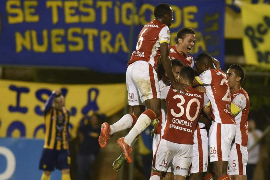 Perlaza y los jugadores de Santa Fe celebran el gol con el cual sacan un valioso empate en Paraguay. Foto: AFP
