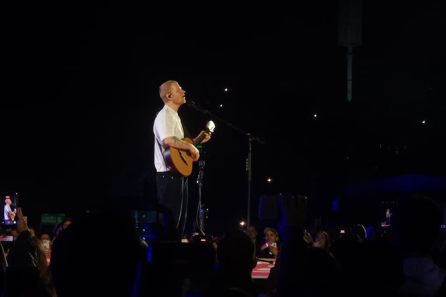 Ed Sheeran en Bogotá: una lluvia amable para una noche de nostalgia, clásicos y euforia