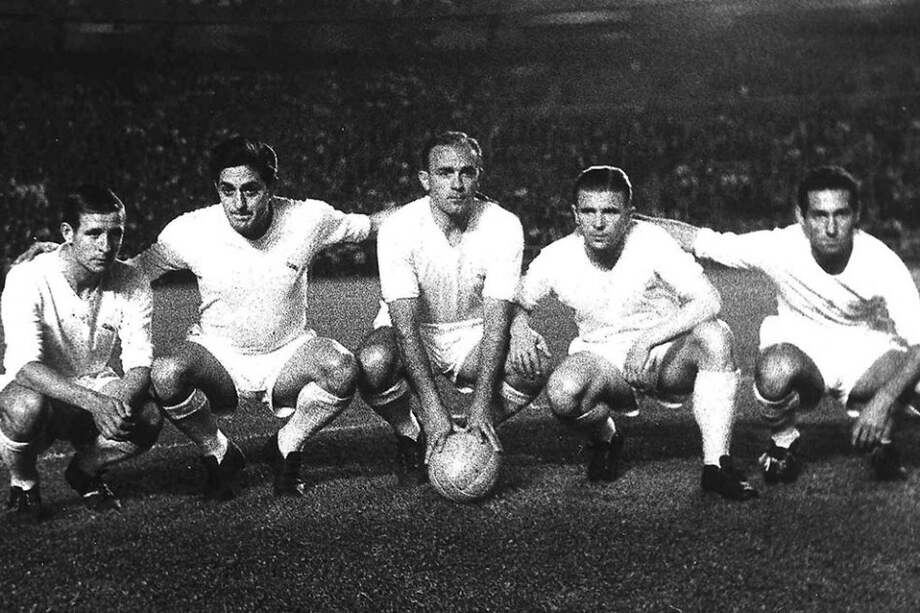 Alfredo Di Stéfano (quien sostiene el balón) AFP / Alfredo Di Stéfano (quien sostiene el balón) AFP