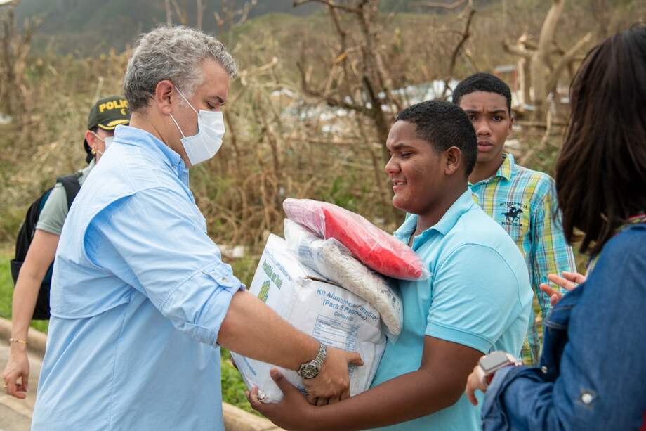 Presidente Duque entregó ayudas humanitarias en Providencia tras el paso del huracán Iota.