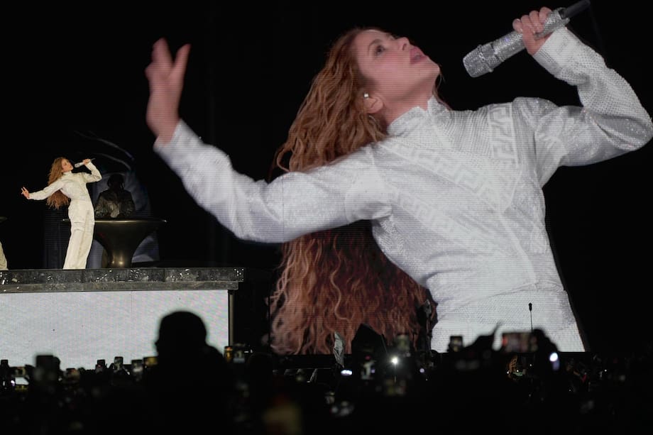 La cantante colombiana Shakira se presenta como parte de su gira 'Las mujeres ya no lloran World Tour' este sábado, en el estadio Pascual Guerrero de Cali (Colombia). EFE/ Ernesto Guzmán