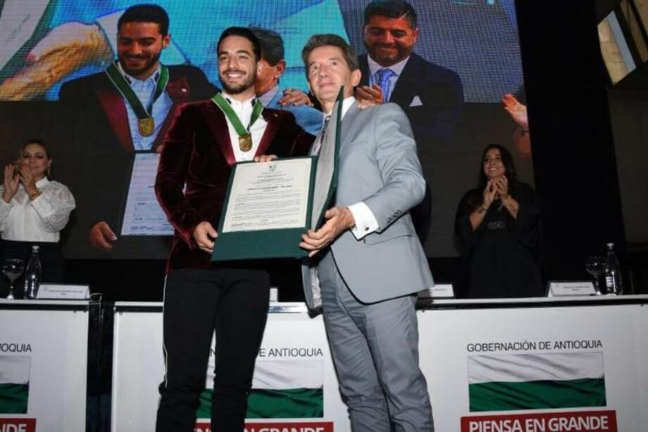 Maluma y el gobernador de Antioquia, Luis Pérez. / Cortesía Prensa Maluma.