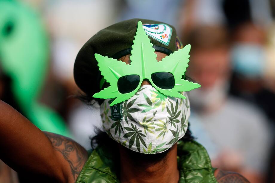 Bangkok (Thailand), 20/04/2022.- A man poses as people take part in a parade to mark the so-called 420 World Cannabis Day in Bangkok, Thailand, 20 April 2022. The annual 420 or 4/20 is known in cannabis culture as Cannabis Day or Weed Day and marked by cannabis smokers around the world on 20 April. Thailand in 2018 became the first nation to legalize cannabis for medical use in Southeast Asia, a region with some of the world's harshest drugs laws. Thai authorities went a step further by removing cannabis and hemp from the country's list of narcotics, a historic move that ended decades of prohibition, allowing people to grow the plant for personal consumption that has been used in traditional medicine and cuisine from 09 June 2022 but remains banned for recreational use. (Tailandia) EFE/EPA/RUNGROJ YONGRIT