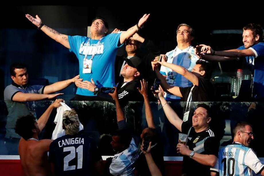 El exfutbolista argentino Diego Armando Maradona (i) anima desde la tribuna en el partido del grupo D entre Argentina y Nigeria en el Mundial de Fútbol Rusia. / Anatoly Maltsev - EFE