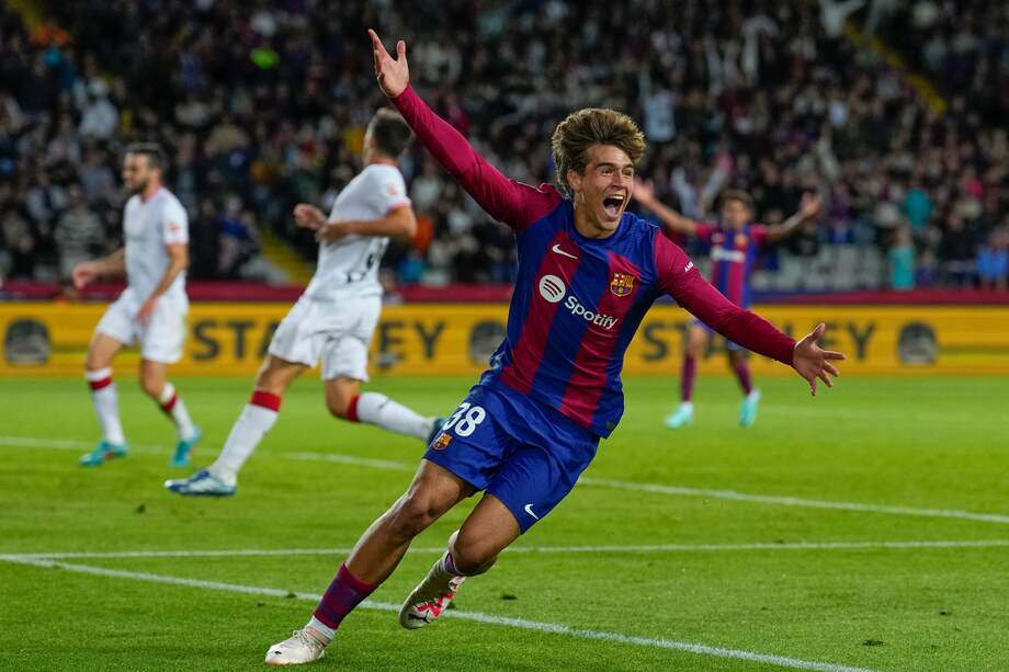 El canterano debutante del FC Barcelona Marc Guiu (d) anota su primer gol con el primer equipo a los 34'' de saltar al terreno de juego durante el partido de LaLiga contra el Athletic de Bilbao.