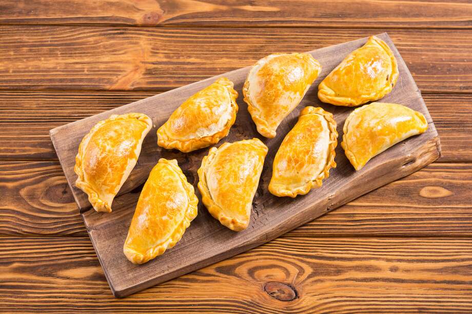 Acompaña estas empanadas de camarón y queso con tu aderezo favorito.