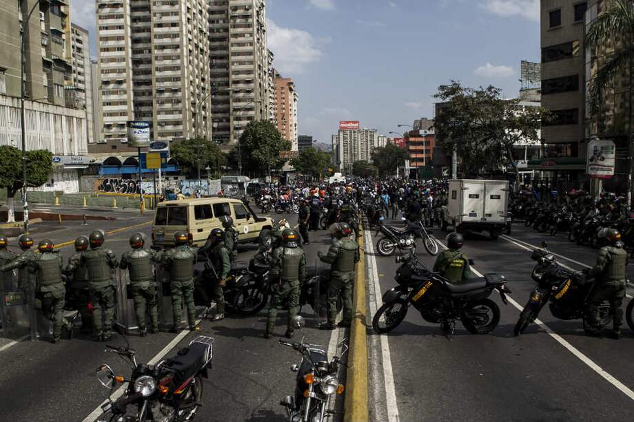Miembros de la Guardia Nacional Bolivariana custodian Avenidas de Caracas. / EFE