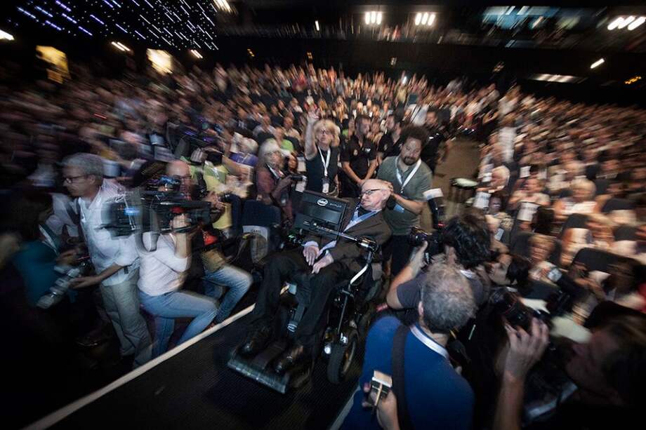 l físico británico Stephen Hawking custodiado por tres agentes de la Policía nacional durante su asistencia al Festival Starmus. / AFP