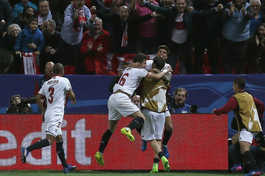 Los jugadores del Sevilla celebran el gol del argentino Carlos Joaquín Correa, este miércoles, frente al Leicester por la Champions. / EFE