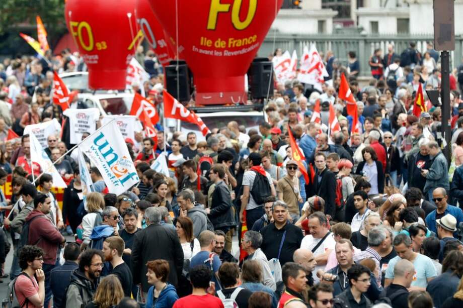 Miembros de los sindicatos participan hoy en una protesta contra la reforma laboral del Gobierno socialista de Hollande. / EFE