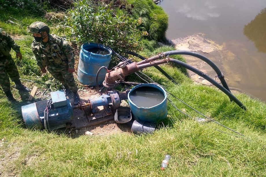 En el lugar se encontraron dos armas de fuego.