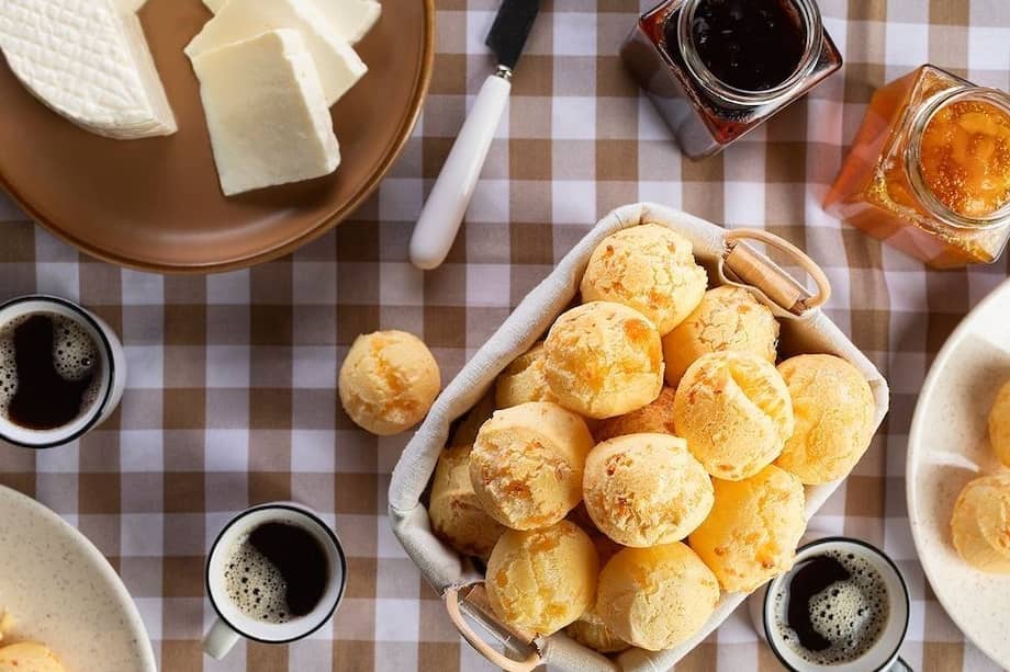 Este es uno de los platillos estrella de los desayunos colombianos. Aprende cómo se hace el pan de bono con una receta paso a paso en casa.