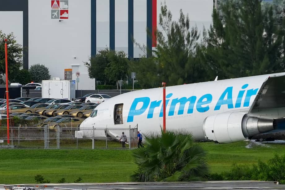 El avión de carga de Amazon este domingo, en el Aeropuerto Internacional de Miami (EE.UU.).