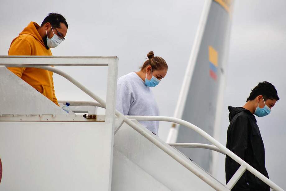 AME4607. BOGOTÁ (COLOMBIA), 28/01/2025.- Fotografía cedida por la Presidencia de Colombia de la llegada de ciudadanos deportados de Estados Unidos en un vuelo de Fuerza Aeroespacial Colombiana (FAC) este martes, en Bogotá (Colombia). Un avión de la FAC que transporta a 110 ciudadanos deportados de Estados Unidos aterrizó en el aeropuerto internacional El Dorado de Bogotá. EFE/ Presidencia de Colombia /SOLO USO EDITORIAL/ SOLO DISPONIBLE PARA ILUSTRAR LA NOTICIA QUE ACOMPAÑA (CRÉDITO OBLIGATORIO)