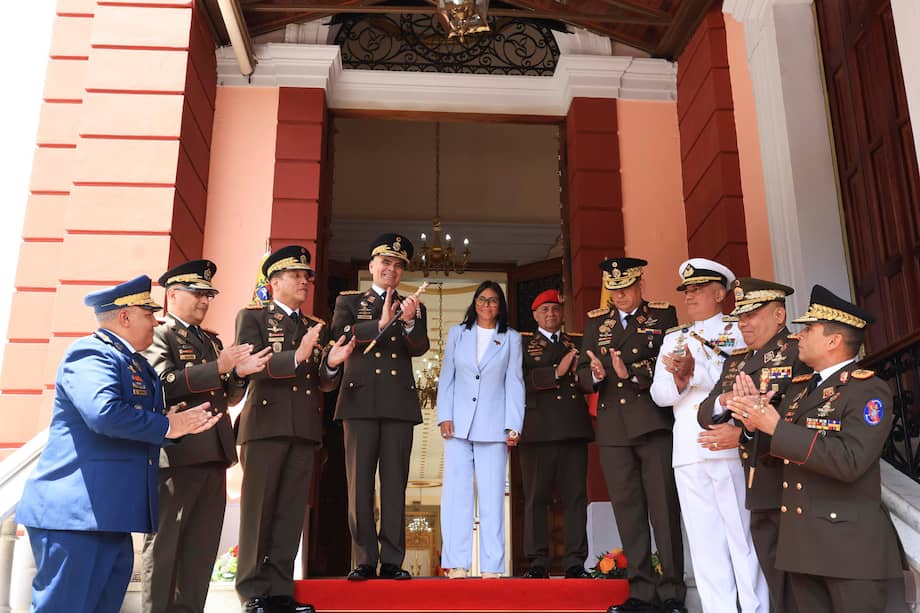 La líder encargada de Venezuela, Delcy Rodríguez (c), posando junto al nuevo ministro de Defensa, el general Gustavo González López (c-d); y el saliente ministro de esa cartera, Vladimir Padrino.