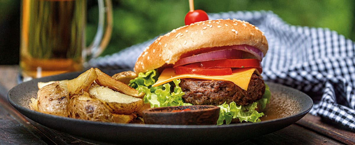 Acompaña tu hamburguesa artesanal con una porción de papas.