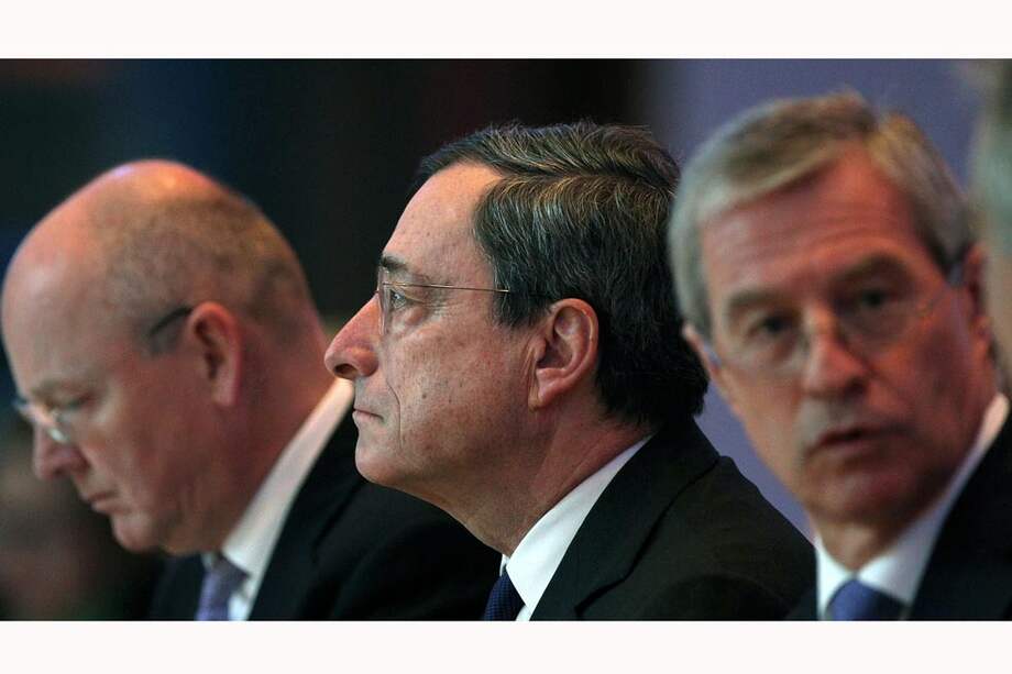 Mario Draghi (centro), presidente del Banco Central Europeo, el líder más preocupado de toda la Eurozona. / AFP