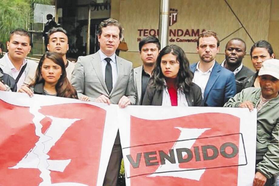El exviceministro Luis Ernesto Gómez con un grupo de jóvenes liberales frente a la sede del partido en Bogotá. / Archivo particular