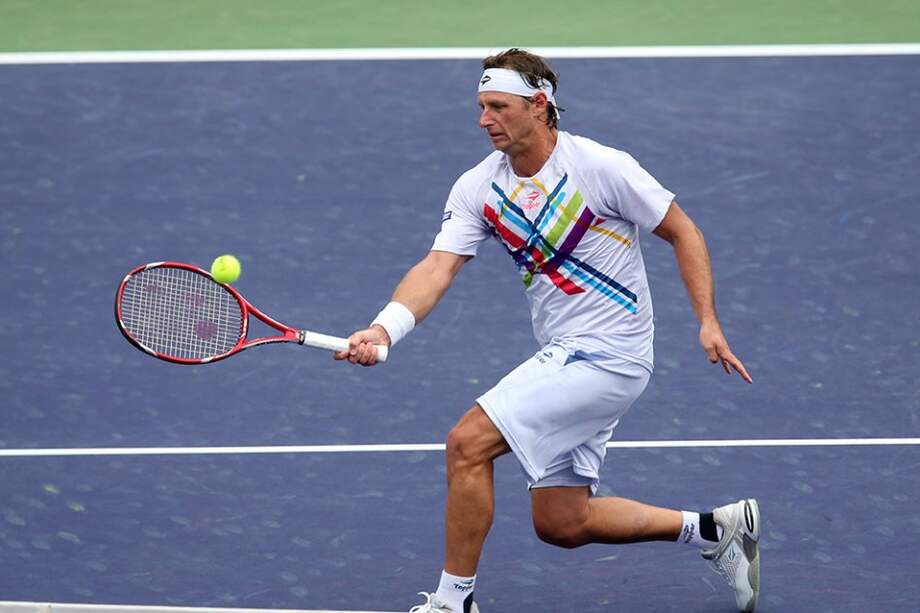 El tenista argentino David Nalbandian responde una bola ante el español Marcel Granollers.