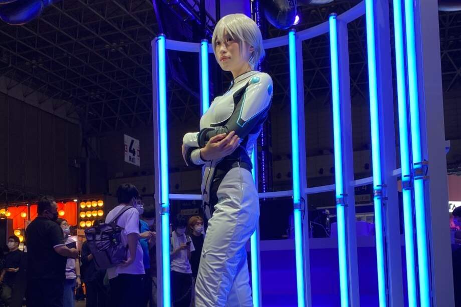 Modelo real posa como androide en una feria de videojuegos en Tokio.