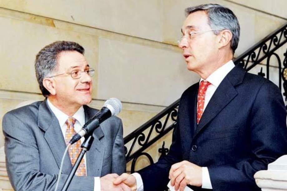 El excomisionado Luis C. Restrepo junto al expresidente Uribe. / Archivo El Espectador