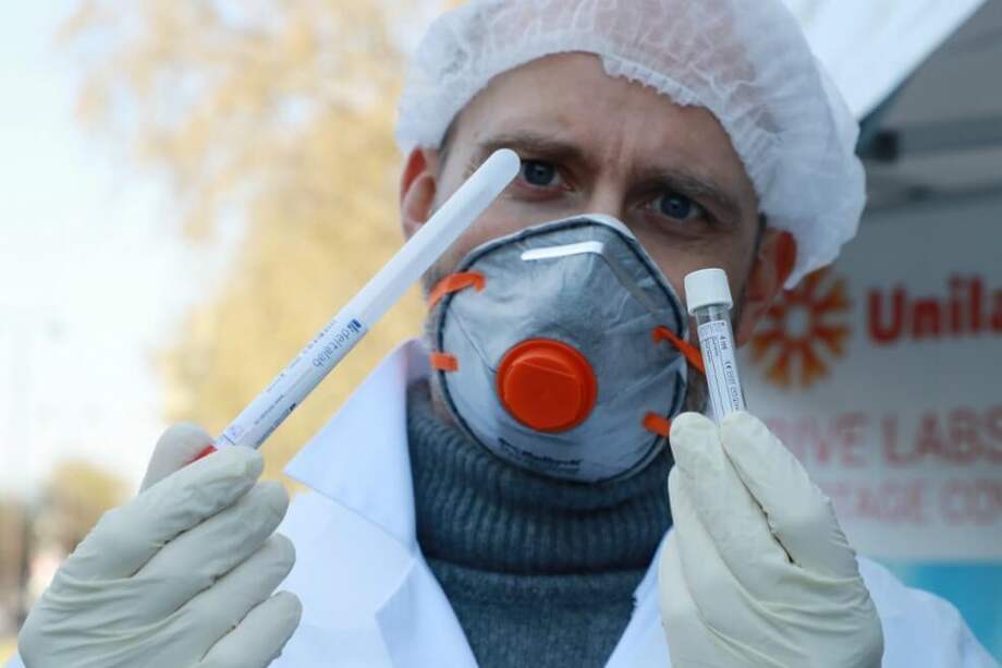 Médico francés haciendo pruebas contra el coronavirus en Paris. / AFP