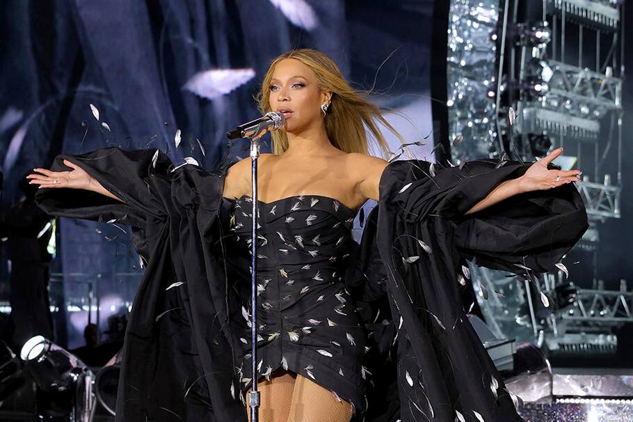 La artista que estaba promocionando el 'Beyoncé Renaissance Film' llamó la atención con este outfit.