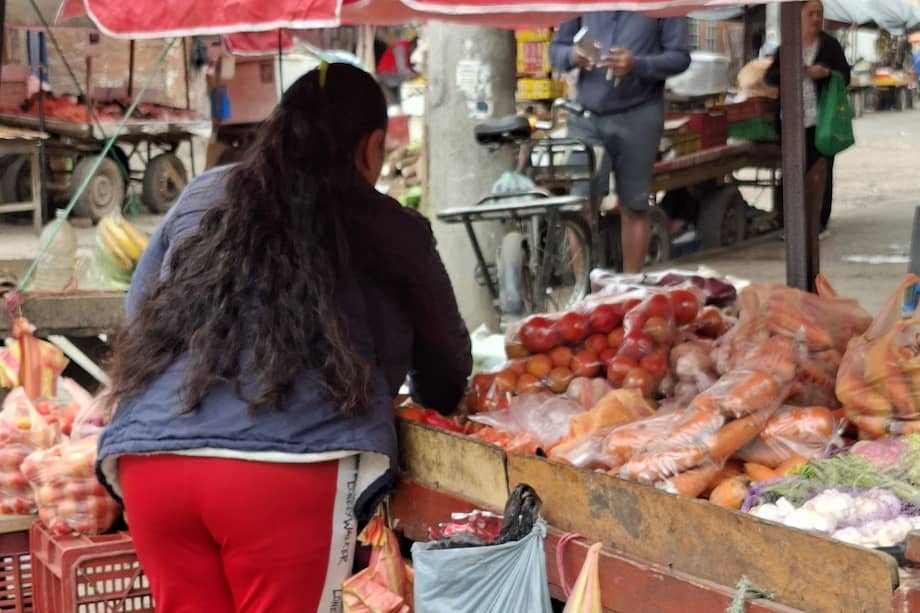 Vecinos de la Plaza El RIncón, en Suba, piden a las autoridades recuperar el espacio público.