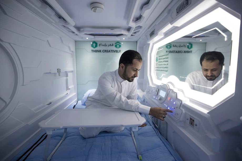 Así luce desde el interior la "cápsula" donde peregrinos musulmanes podrán descansar en su jornada hacia La Meca. / EFE