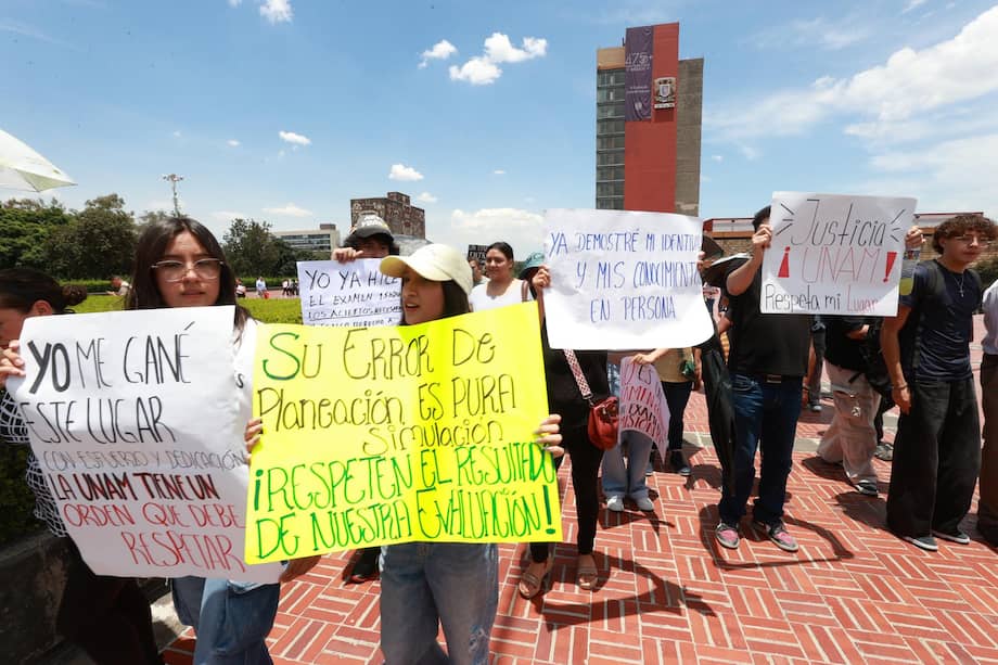 Manifestantes protestan frente a la rectoría de la UNAM en Ciudad de México tras el anuncio de un nuevo examen presencial de admisión, luego de denuncias por presuntas irregularidades y uso de inteligencia artificial en la prueba virtual.