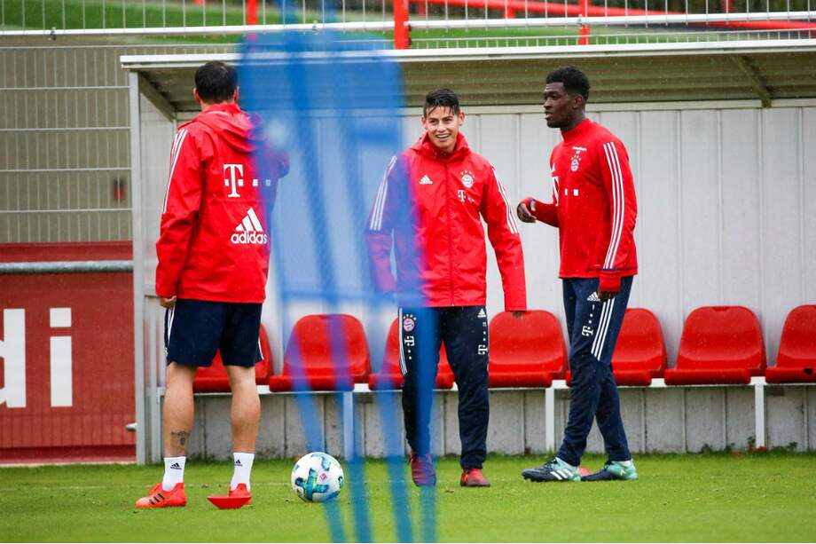 El cucuteño James Rodríguez (c), durante el entrenamiento del Bayern Múnich. / @FCBayern