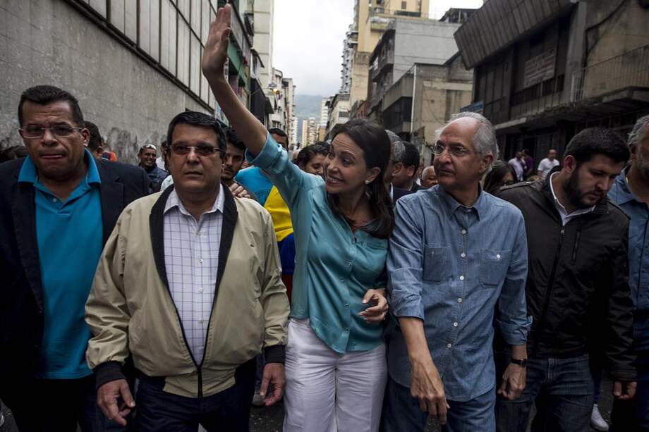 María Corina Machado acudió a la Fiscalía el martes, acompañada de varios seguidores y copartidarios. / EFE
