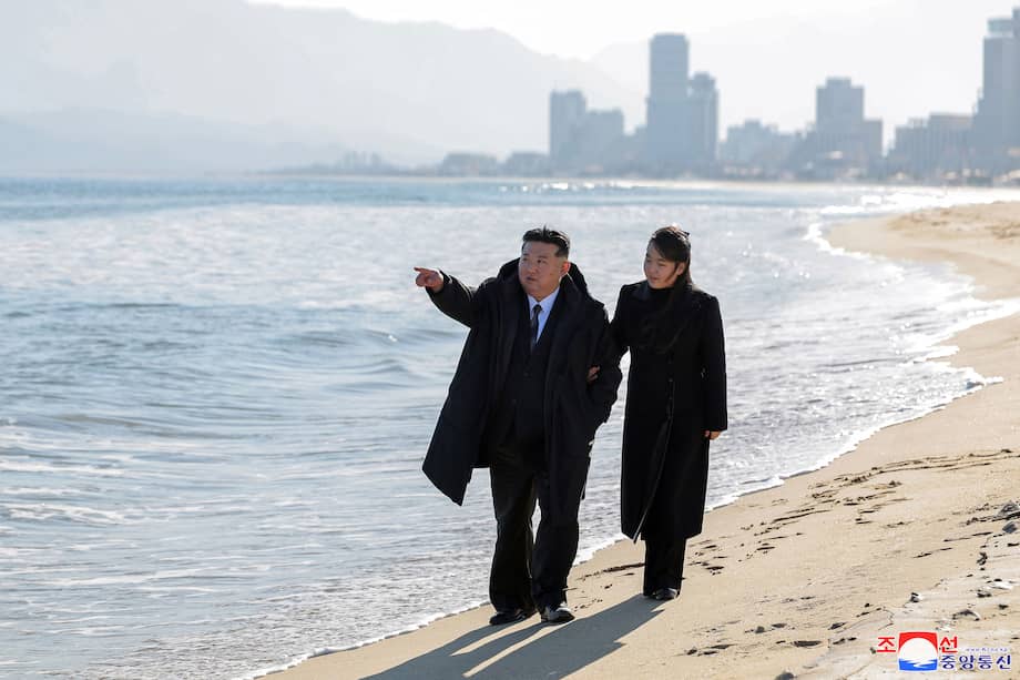 El líder de Corea del Norte, Kim Jong Un (izq.), y su hija Ju Ae caminando por la playa durante una visita al "Área Turística de la Costa de Kalma" en la ciudad norcoreana de Wonsan, provincia de Kangwon.