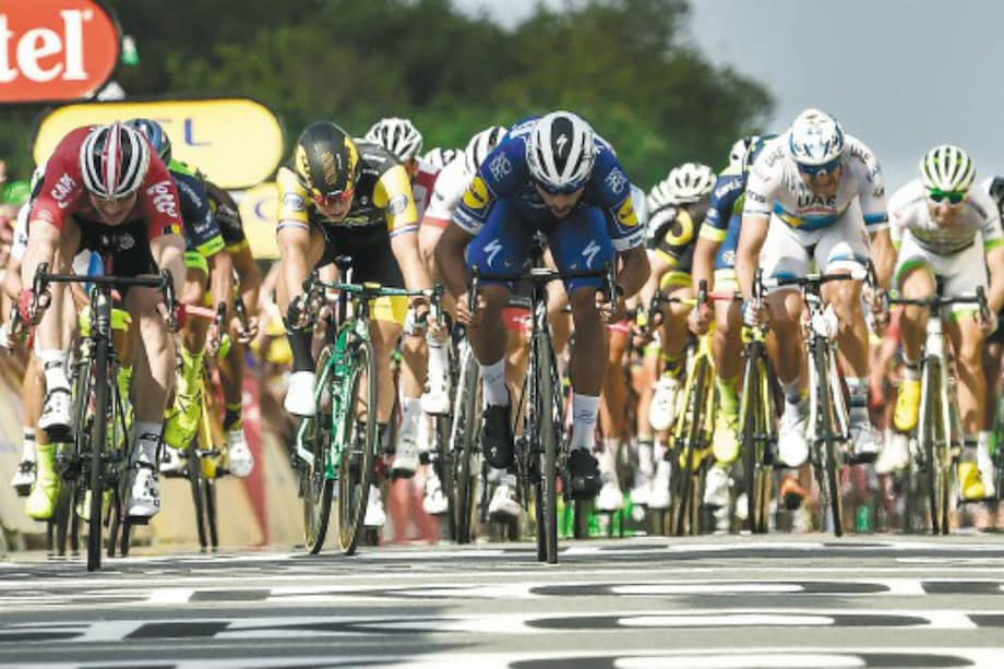 Fernando Gaviria (Der.), les ganó en un espectacular embalaje a Peter Sagan (Izq.) y Andre Greipel. / AFP