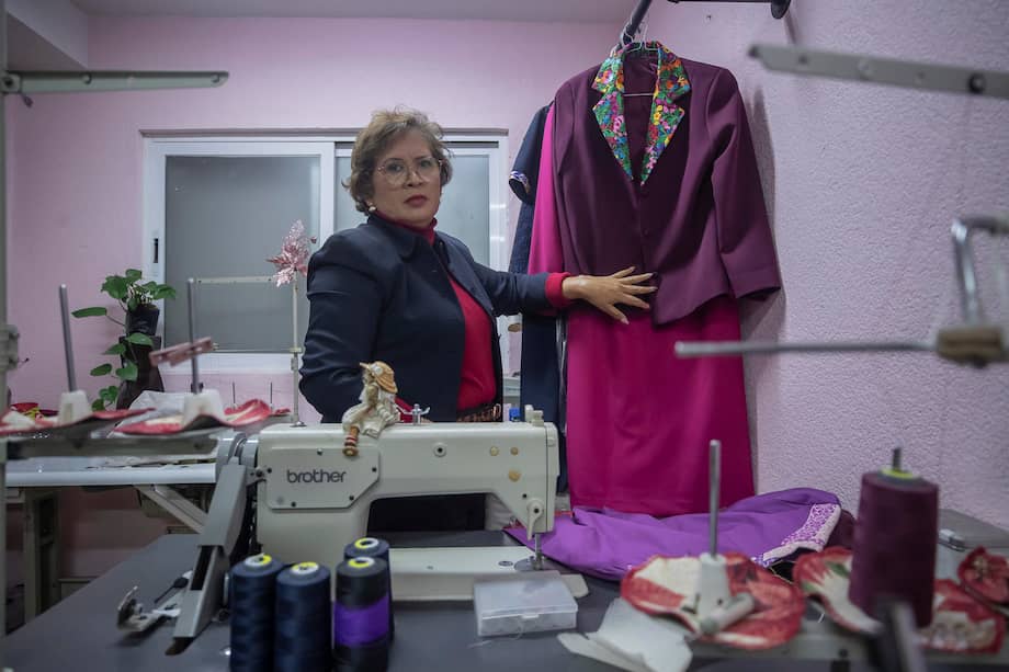 La costurera mexicana Olivia Trujillo usaba a escondidas la máquina de coser de su mamá a los 12 años, no imaginó que cinco décadas después se “graduaría con honores” al confeccionar los atuendos más emblemáticos de Claudia Sheinbaum, presidenta de México reconocida por The New York Times por su estilo. / EFE/ Isaac Esquivel