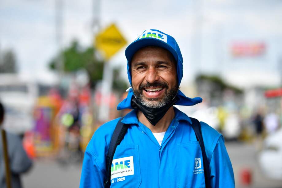 José Molina lleva una década trabajando como operario de aseo en Bogotá.