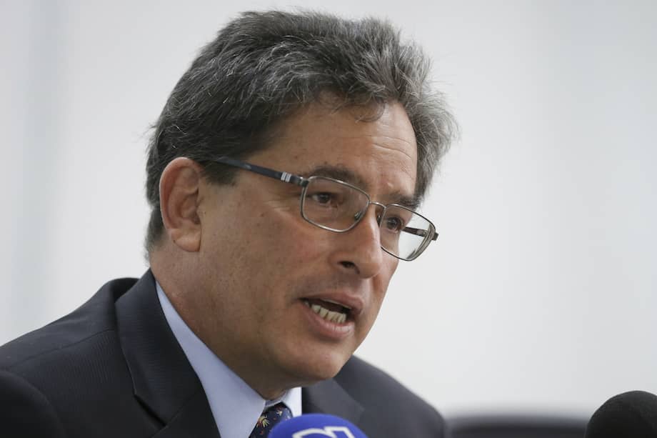 El ministro de Hacienda, Alberto Carrasquilla, responde al gerente del Banco de la República, Juan José Echavarría, sobre críticas a la economía, la institucionalidad y el DANE. / Archivo
