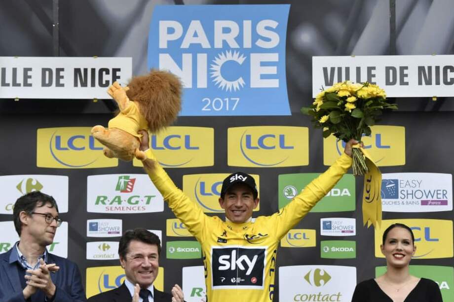 Sergio Luis Henao, ciclista del equipo Sky, celebra el título de la París Niza en 2017. / AFP