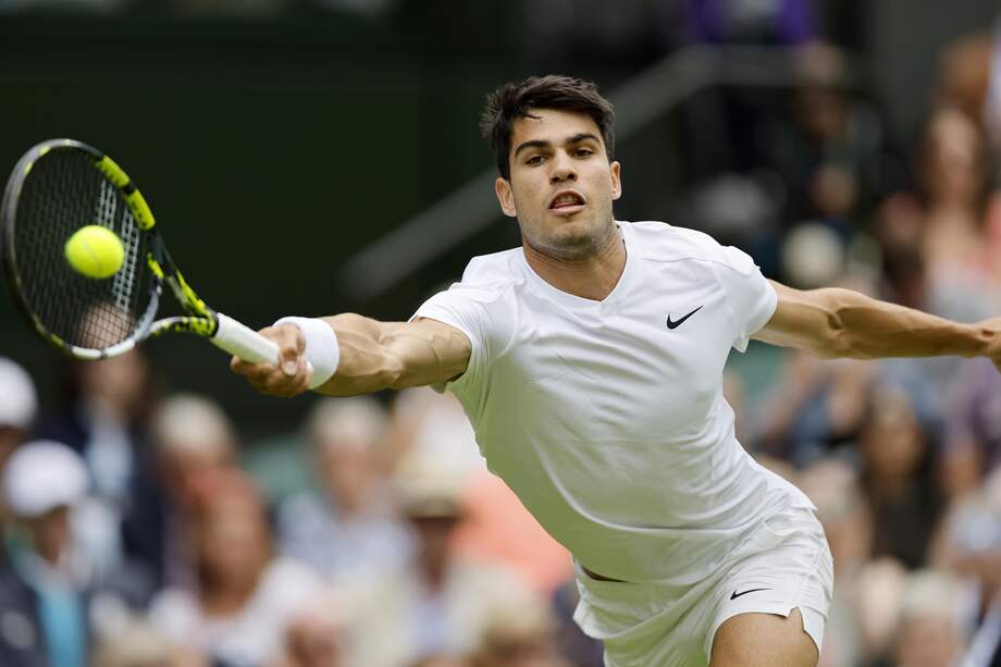 El tenista español Carlos Alcaraz durante su debut en Wimbleon ante el estonio Mark Lajal.