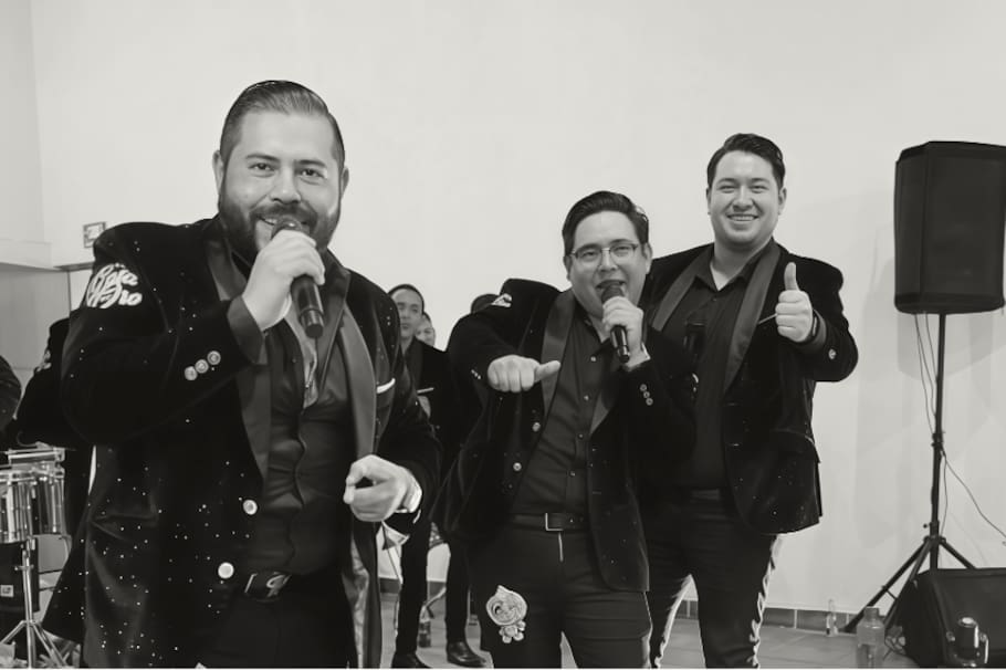 Giovanni Vera con la Banda Gota de Oro.