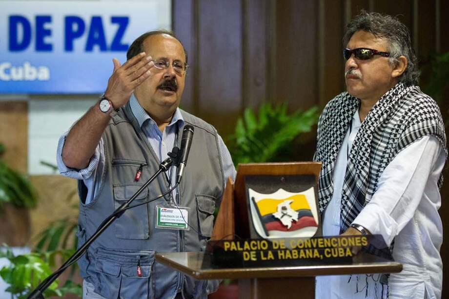 Los comandantes negociadores de las Farc ‘Andrés París’ y ‘Jesús Santrich’. / EFE