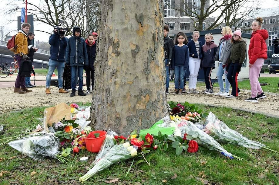 Ciudadanos holandeses conmemoraron y recordaron con flores a las víctimas del tiroteo en la plaza 24 de octubre en Utrecht. / AFP