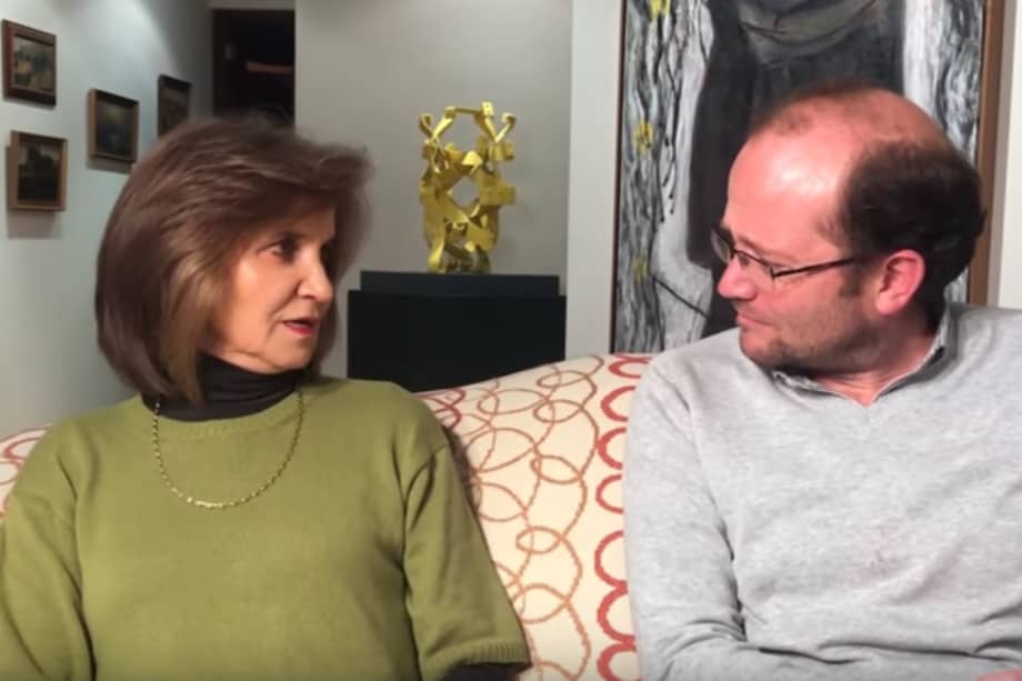 Cecilia Ospina y Daniel Samper Ospina en el 'tag de la mamá'. / Captura de pantalla video de YouTube: #HolaSoyDanny