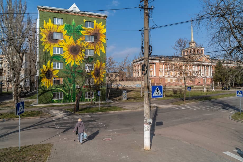 Mykolaiv avanza en su reconstrucción tras la guerra con apoyo internacional y obras que buscan recuperar servicios básicos y vida cotidiana.