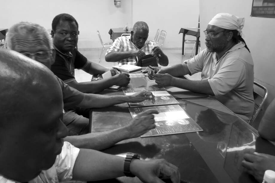 Sylvio Garcés, Rudecindo Castro, Trífilo Viveros, Ñaka Mandinga y Carlos Rosero en Tumaco, a los 20 años de aprobada la Ley 70 de 1993, agosto 26 de 2018. / Jaime ArochaLa segunda exalumna es Pilar Rueda Jiménez, en la mira de quienes apelan a la violencia simbólica para afectar la JEP. Aun antes de haber recibido su título, ella comenzó a trabajar a favor del proceso de paz con el M-19. Invitó a varios de sus maestros y maestras a que viajáramos a Tacueyó y en la antigua hacienda de Santo Domingo dialogáramos con Carlos Pizarro y demás comandantes de esa guerrilla.