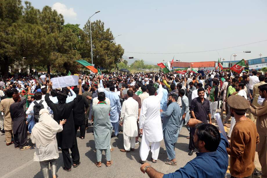 Los partidarios del actual partido gobernante Pakistan Tehrik-e-Insaf se reúnen para apoyar la decisión del primer ministro Imran Khan de disolver la asamblea nacional (cámara baja del parlamento), en Islamabad, Pakistán.
