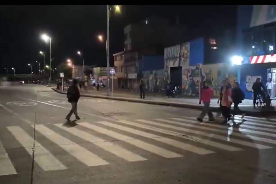 Manifestantes avanzan hacia la Universidad Nacional y se libera la intersección de la carrera 33.