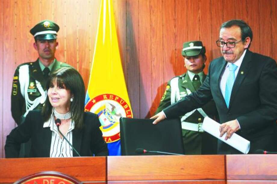 La presidenta de la Corte, María Victoria Calle, y le magistrado ponente, Luis Ernesto Vargas, en la rueda de prensa de ayer en la que presentaron los resultados de la deliberación de la Sala Plena. Foto: Cristian Garavito.