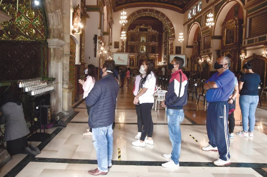 Una de las recomendaciones es usar siempre el tapabocas y no visitar espacios concurridos y sin ventilación.